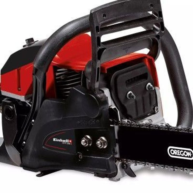 Détail de la tronçonneuse thermique 50,4 cm³ 2 kW avec guide-chaîne OREGON de 40 cm