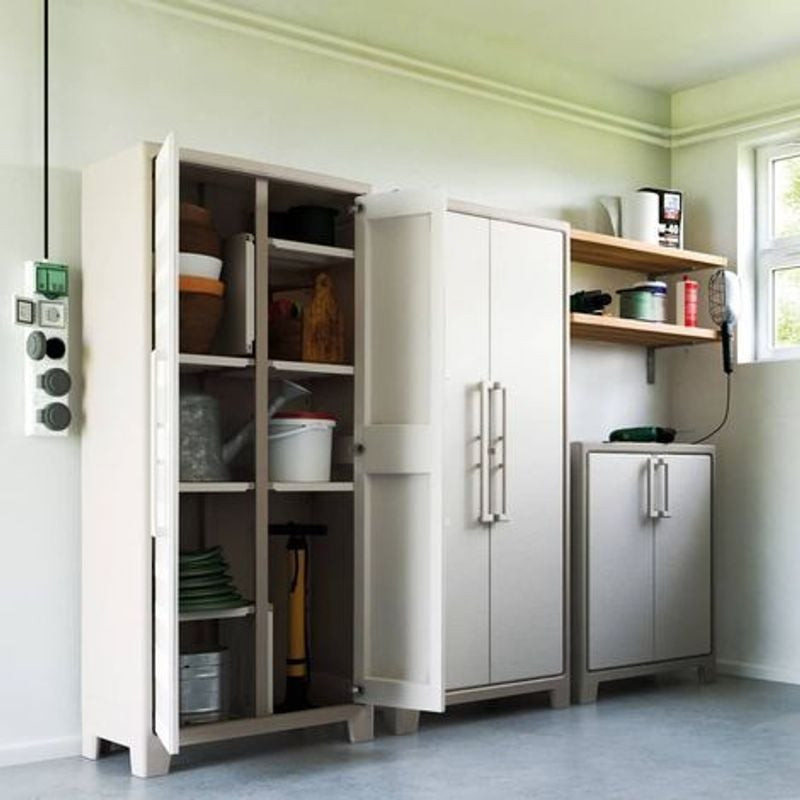 Armoire haute Gulliver en résine : 4 étagères réglables, 80 x 44 x 182 cm, dans un espace extérieur 