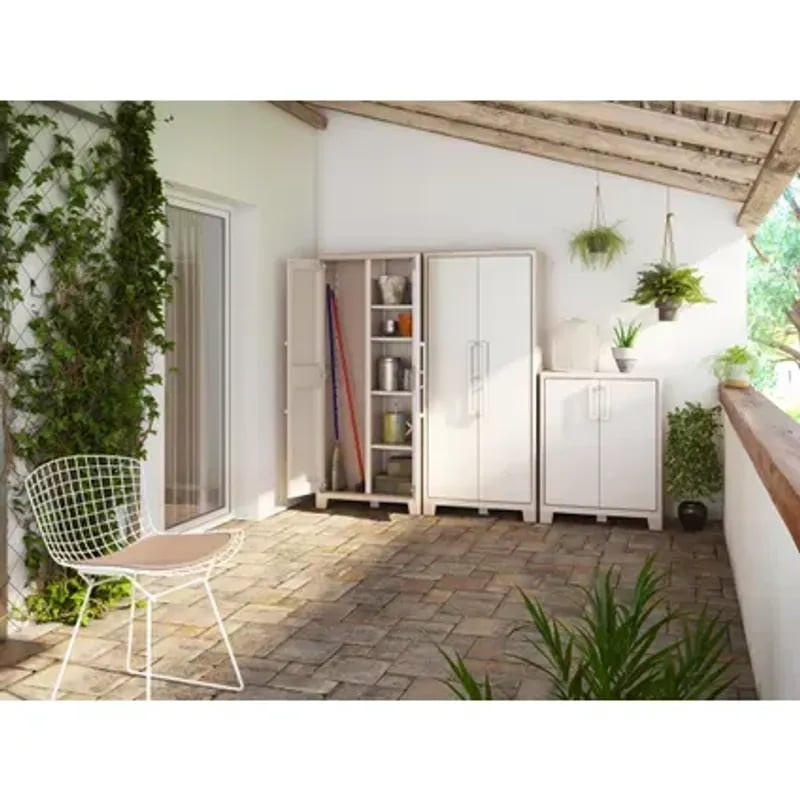 Armoire haute Gulliver en résine : 4 étagères réglables, 80 x 44 x 182 cm, dans un espace extérieur 