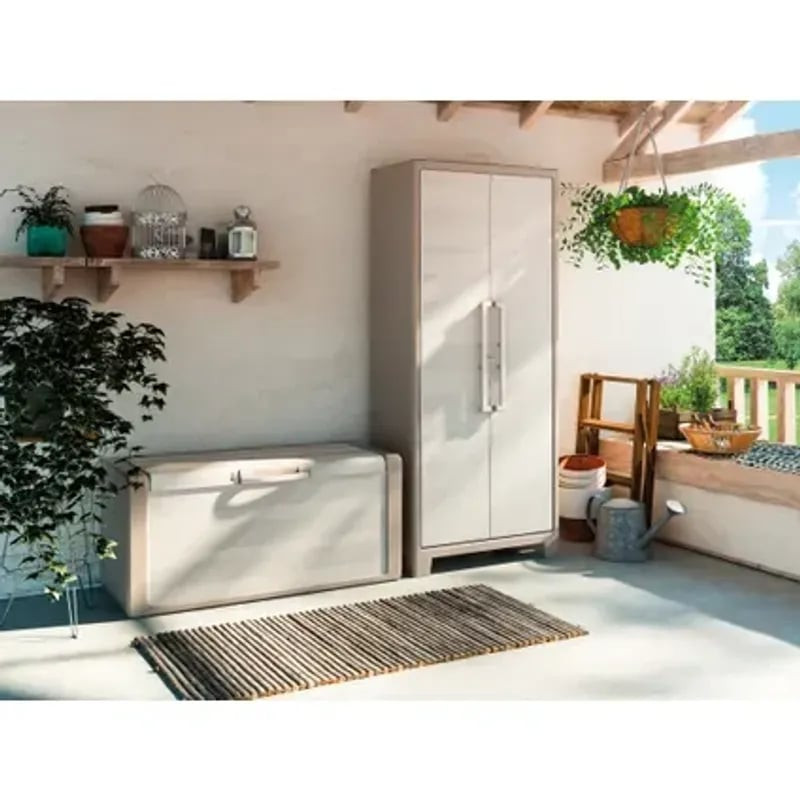 Armoire haute Gulliver Keter en résine avec 4 étagères réglables, 80 x 44 x 182 cm, dans un espace e