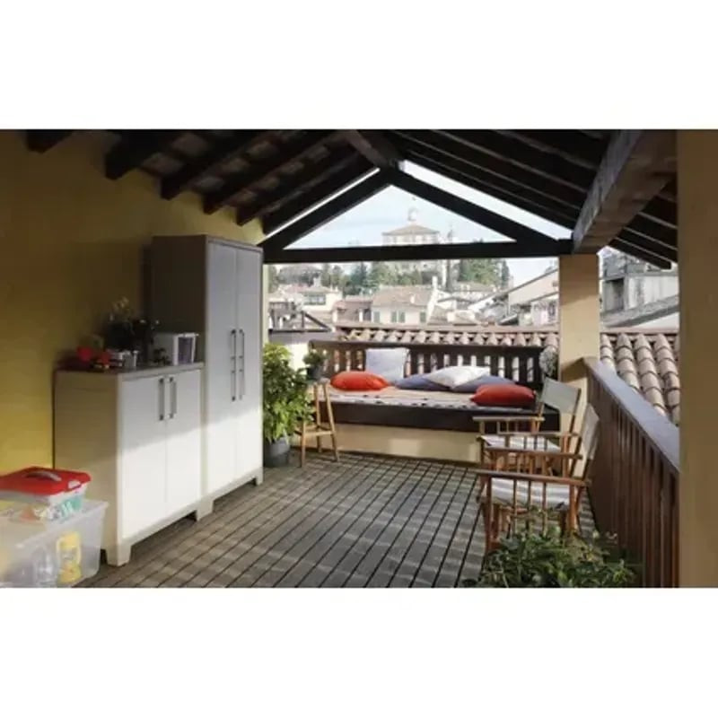 Armoire haute Gulliver en résine Keter installée dans un jardin, avec 4 étagères réglables et portes